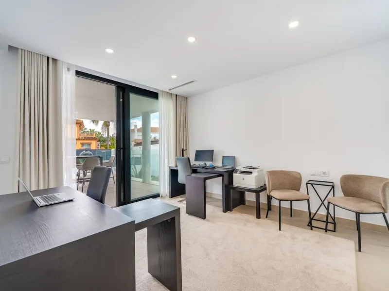 Welcome to a newly completed architectural gem located in the exclusive Montecarlo urbanization of San Pedro de Alcántara. This elegant 5-bedroom villa, spanning over 786 m² of built space across three impeccably designed levels, blends cutting-edge desig