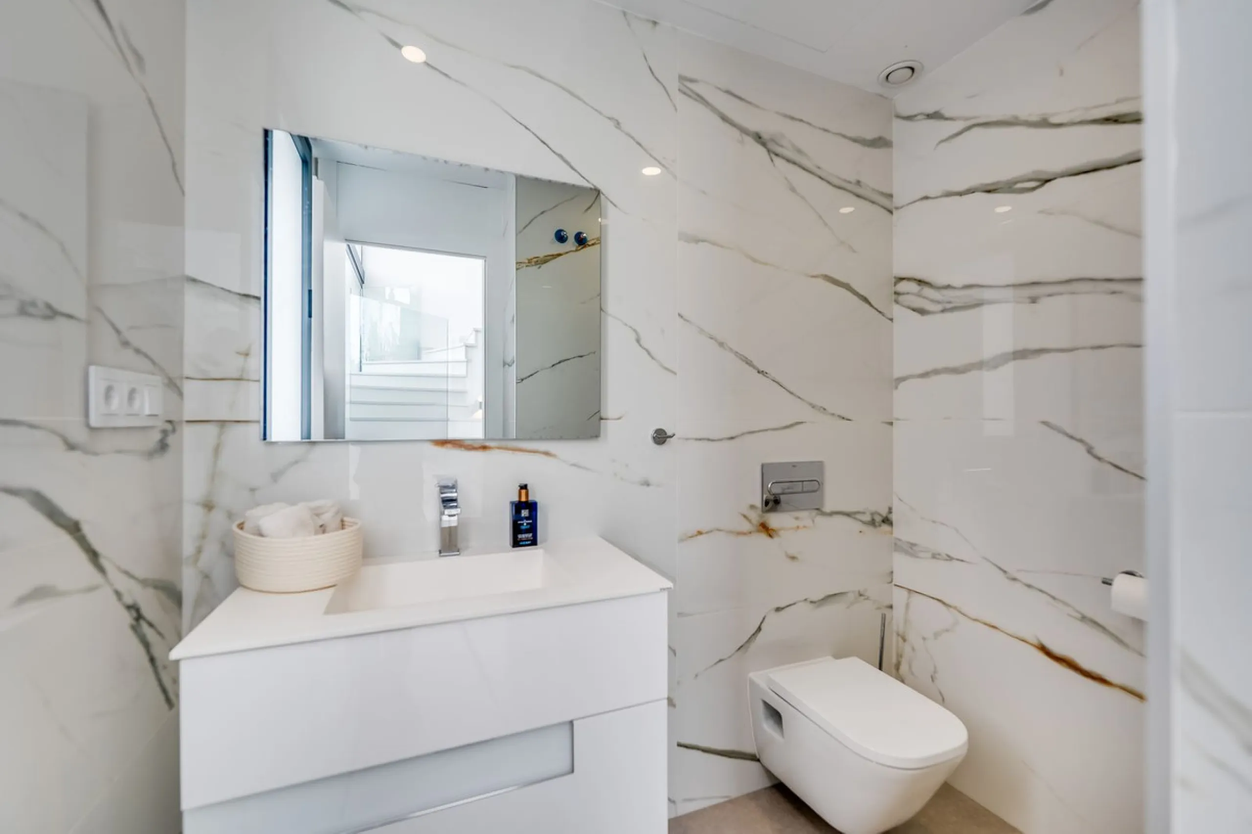 Welcome to a newly completed architectural gem located in the exclusive Montecarlo urbanization of San Pedro de Alcántara. This elegant 5-bedroom villa, spanning over 786 m² of built space across three impeccably designed levels, blends cutting-edge desig