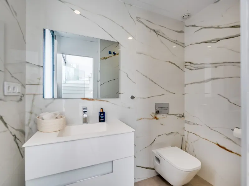 Welcome to a newly completed architectural gem located in the exclusive Montecarlo urbanization of San Pedro de Alcántara. This elegant 5-bedroom villa, spanning over 786 m² of built space across three impeccably designed levels, blends cutting-edge desig