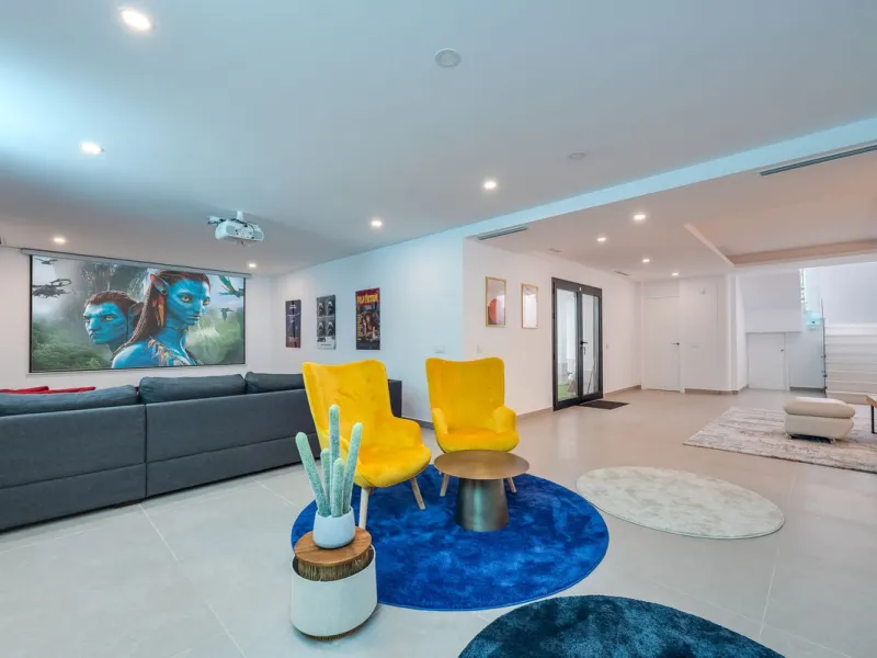 Welcome to a newly completed architectural gem located in the exclusive Montecarlo urbanization of San Pedro de Alcántara. This elegant 5-bedroom villa, spanning over 786 m² of built space across three impeccably designed levels, blends cutting-edge desig