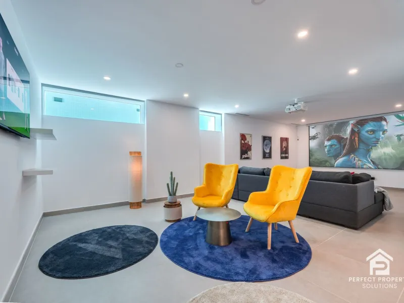 Welcome to a newly completed architectural gem located in the exclusive Montecarlo urbanization of San Pedro de Alcántara. This elegant 5-bedroom villa, spanning over 786 m² of built space across three impeccably designed levels, blends cutting-edge desig