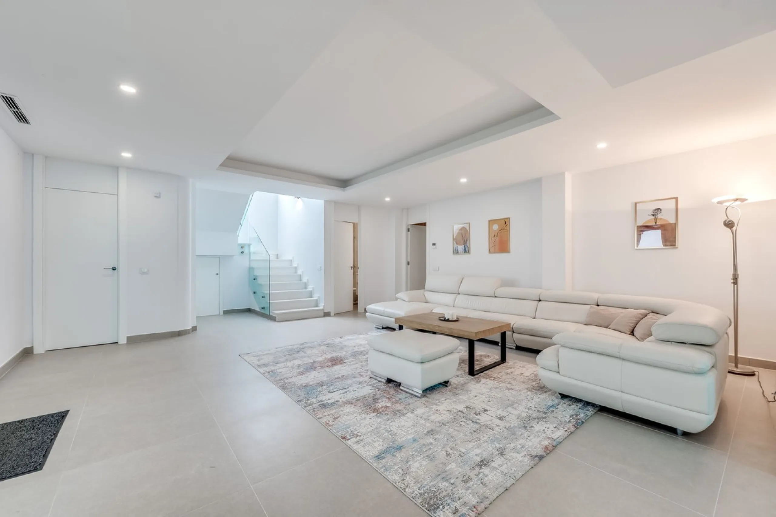 Welcome to a newly completed architectural gem located in the exclusive Montecarlo urbanization of San Pedro de Alcántara. This elegant 5-bedroom villa, spanning over 786 m² of built space across three impeccably designed levels, blends cutting-edge desig