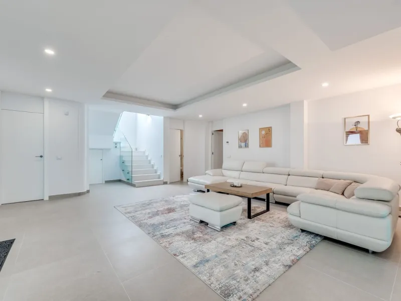 Welcome to a newly completed architectural gem located in the exclusive Montecarlo urbanization of San Pedro de Alcántara. This elegant 5-bedroom villa, spanning over 786 m² of built space across three impeccably designed levels, blends cutting-edge desig