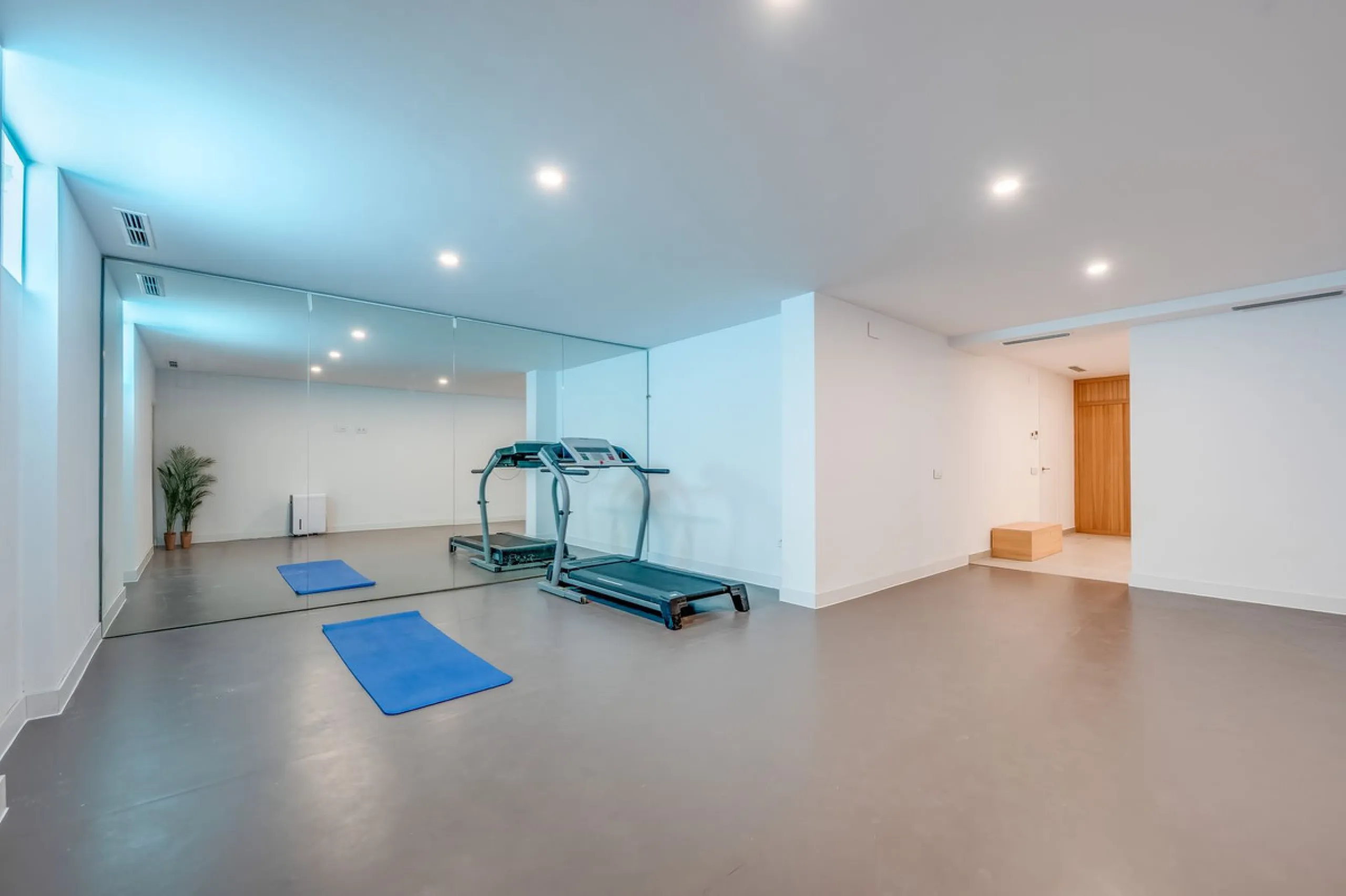 Welcome to a newly completed architectural gem located in the exclusive Montecarlo urbanization of San Pedro de Alcántara. This elegant 5-bedroom villa, spanning over 786 m² of built space across three impeccably designed levels, blends cutting-edge desig