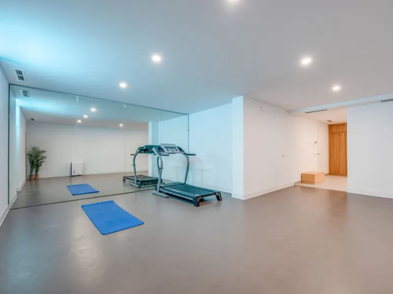 Welcome to a newly completed architectural gem located in the exclusive Montecarlo urbanization of San Pedro de Alcántara. This elegant 5-bedroom villa, spanning over 786 m² of built space across three impeccably designed levels, blends cutting-edge desig