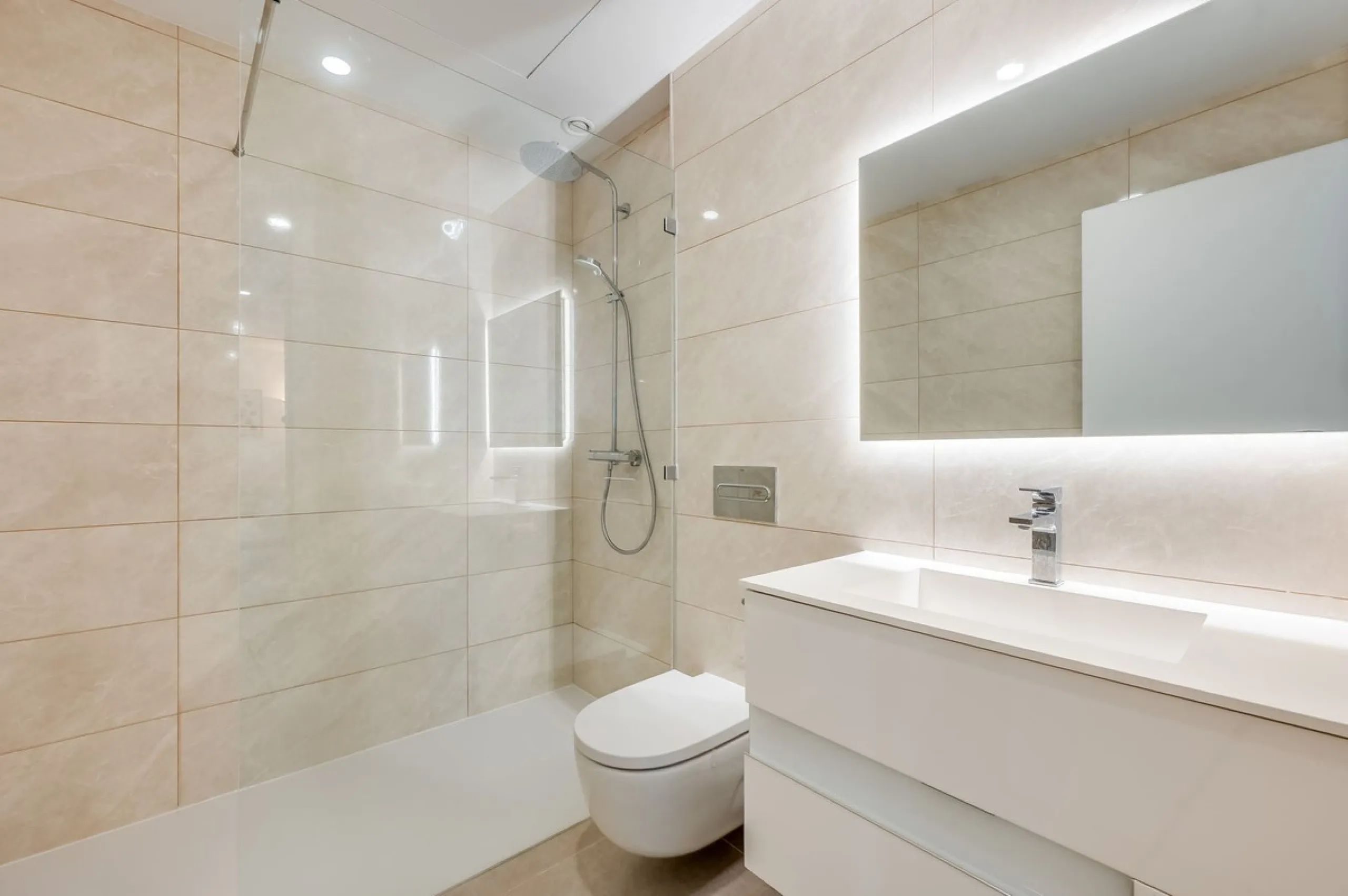 Welcome to a newly completed architectural gem located in the exclusive Montecarlo urbanization of San Pedro de Alcántara. This elegant 5-bedroom villa, spanning over 786 m² of built space across three impeccably designed levels, blends cutting-edge desig