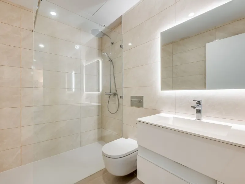 Welcome to a newly completed architectural gem located in the exclusive Montecarlo urbanization of San Pedro de Alcántara. This elegant 5-bedroom villa, spanning over 786 m² of built space across three impeccably designed levels, blends cutting-edge desig