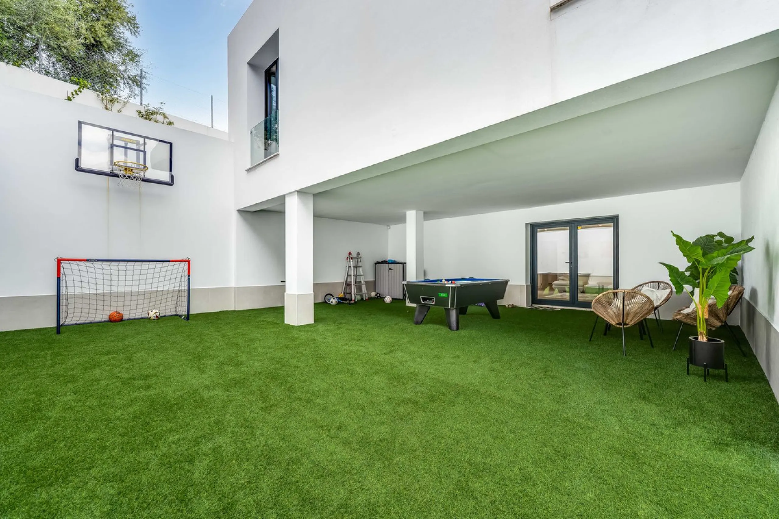 Welcome to a newly completed architectural gem located in the exclusive Montecarlo urbanization of San Pedro de Alcántara. This elegant 5-bedroom villa, spanning over 786 m² of built space across three impeccably designed levels, blends cutting-edge desig