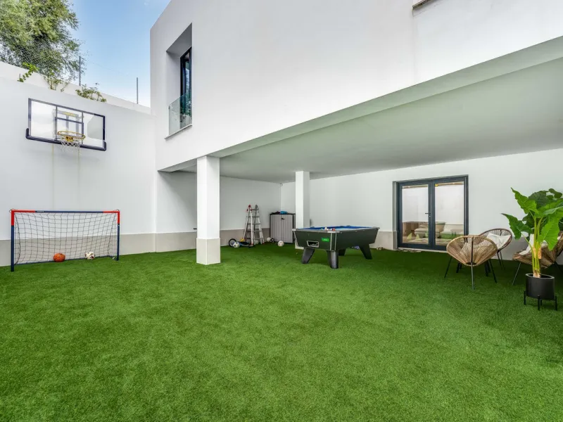 Welcome to a newly completed architectural gem located in the exclusive Montecarlo urbanization of San Pedro de Alcántara. This elegant 5-bedroom villa, spanning over 786 m² of built space across three impeccably designed levels, blends cutting-edge desig