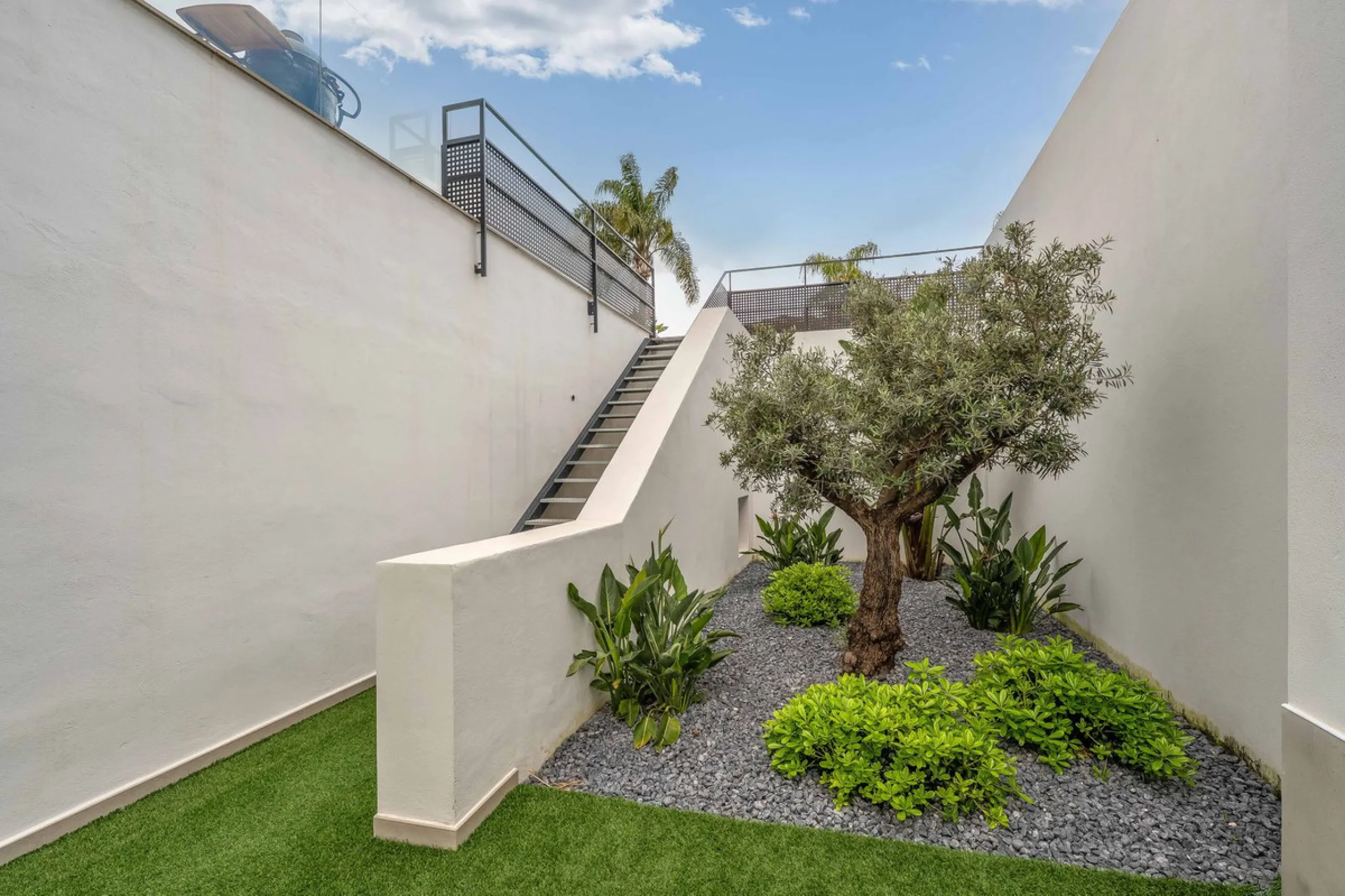 Welcome to a newly completed architectural gem located in the exclusive Montecarlo urbanization of San Pedro de Alcántara. This elegant 5-bedroom villa, spanning over 786 m² of built space across three impeccably designed levels, blends cutting-edge desig