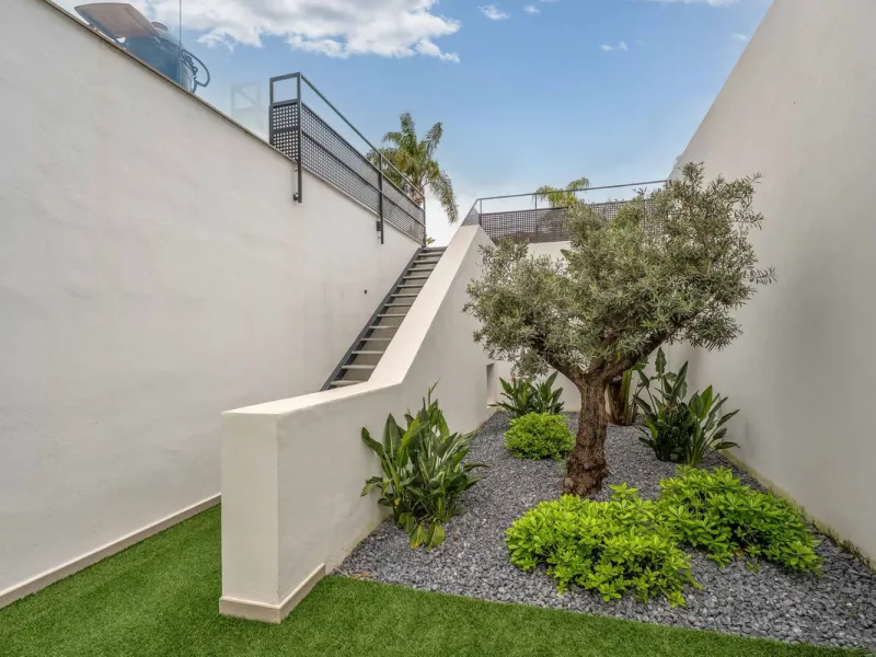 Welcome to a newly completed architectural gem located in the exclusive Montecarlo urbanization of San Pedro de Alcántara. This elegant 5-bedroom villa, spanning over 786 m² of built space across three impeccably designed levels, blends cutting-edge desig