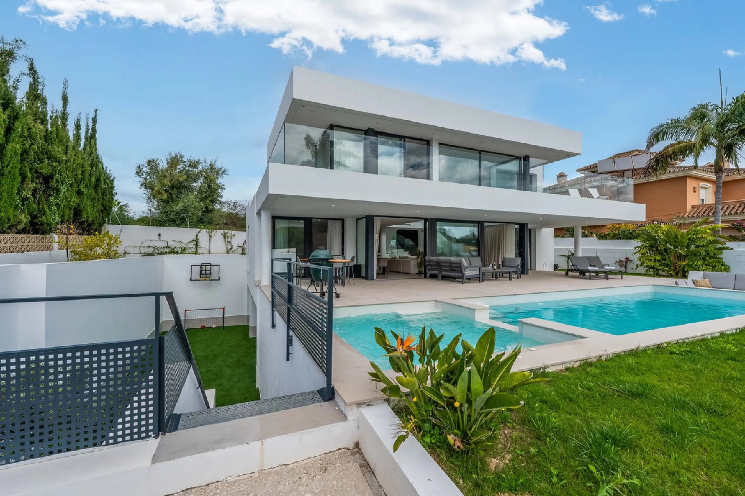 Welcome to a newly completed architectural gem located in the exclusive Montecarlo urbanization of San Pedro de Alcántara. This elegant 5-bedroom villa, spanning over 786 m² of built space across three impeccably designed levels, blends cutting-edge desig