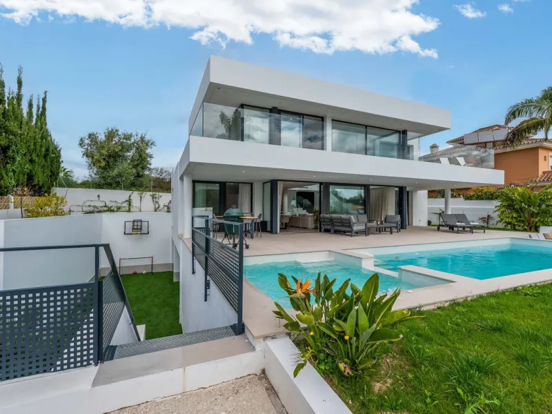 Welcome to a newly completed architectural gem located in the exclusive Montecarlo urbanization of San Pedro de Alcántara. This elegant 5-bedroom villa, spanning over 786 m² of built space across three impeccably designed levels, blends cutting-edge desig