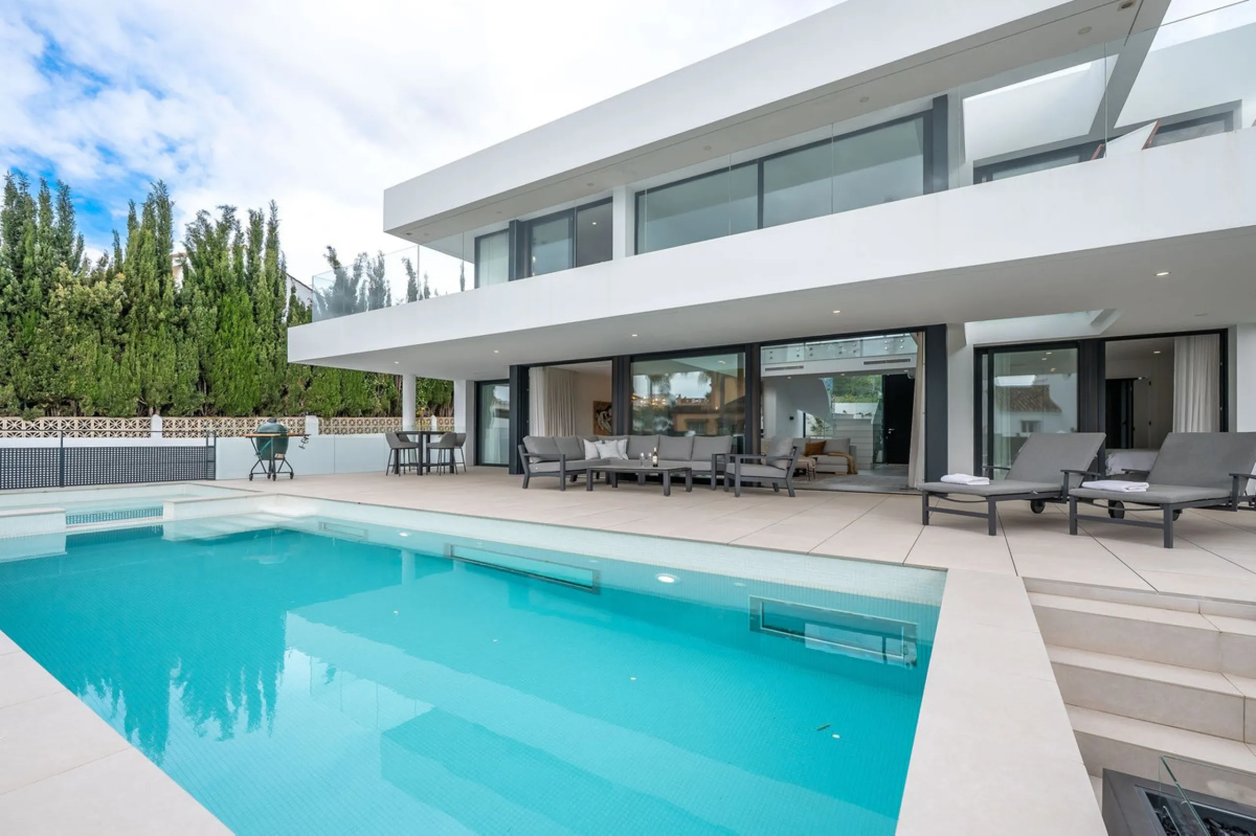 Welcome to a newly completed architectural gem located in the exclusive Montecarlo urbanization of San Pedro de Alcántara. This elegant 5-bedroom villa, spanning over 786 m² of built space across three impeccably designed levels, blends cutting-edge desig