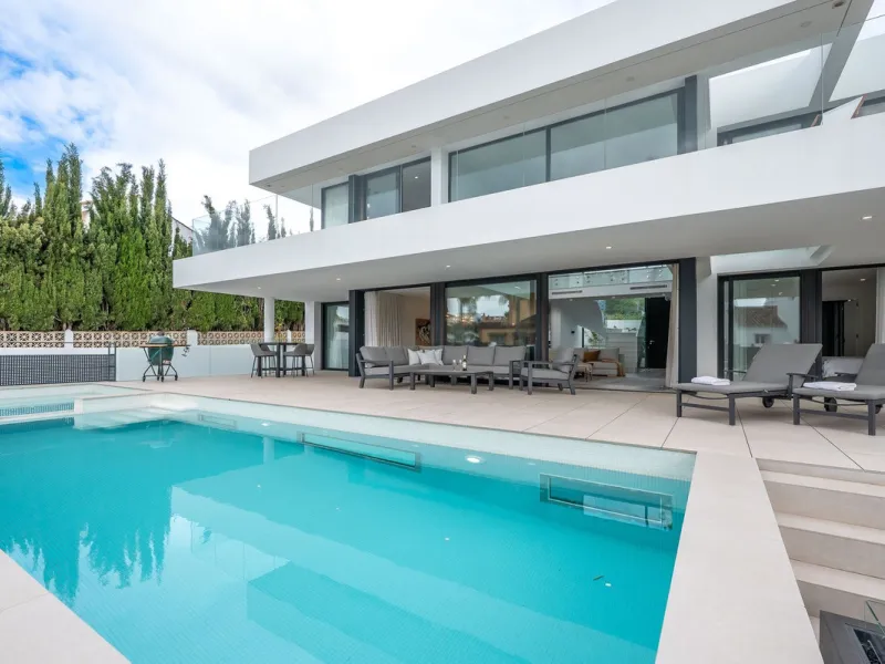 Welcome to a newly completed architectural gem located in the exclusive Montecarlo urbanization of San Pedro de Alcántara. This elegant 5-bedroom villa, spanning over 786 m² of built space across three impeccably designed levels, blends cutting-edge desig