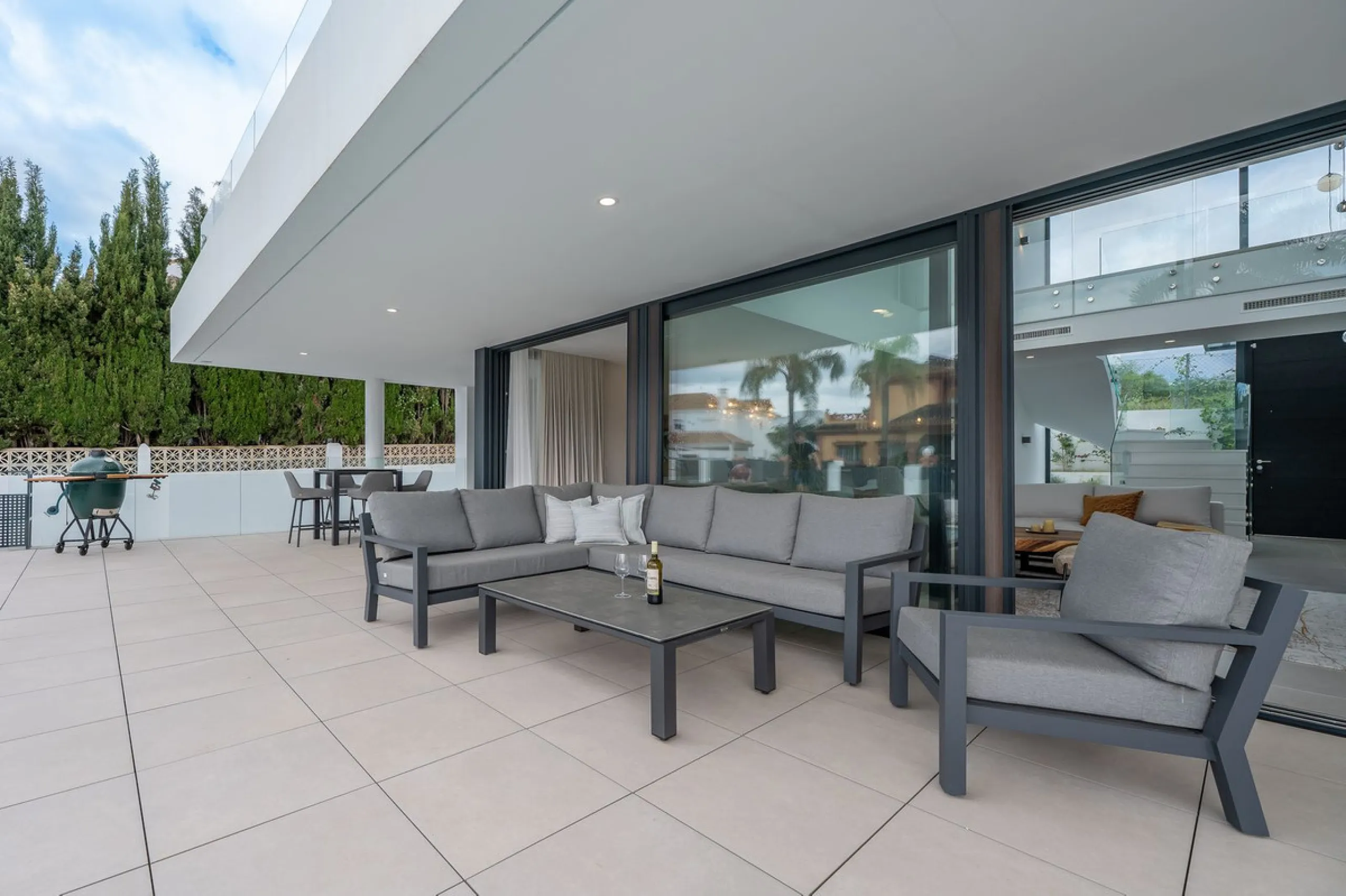Welcome to a newly completed architectural gem located in the exclusive Montecarlo urbanization of San Pedro de Alcántara. This elegant 5-bedroom villa, spanning over 786 m² of built space across three impeccably designed levels, blends cutting-edge desig