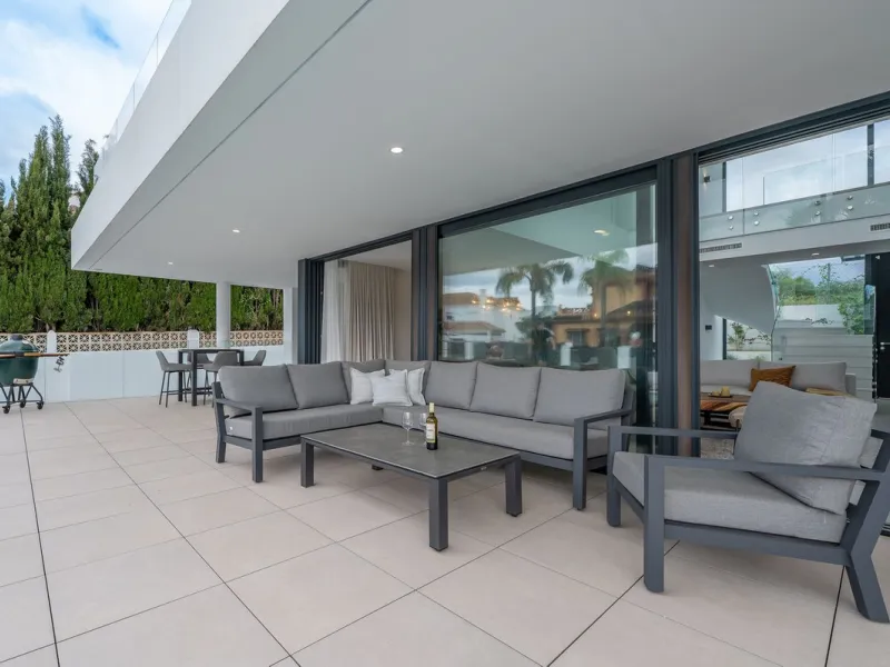 Welcome to a newly completed architectural gem located in the exclusive Montecarlo urbanization of San Pedro de Alcántara. This elegant 5-bedroom villa, spanning over 786 m² of built space across three impeccably designed levels, blends cutting-edge desig