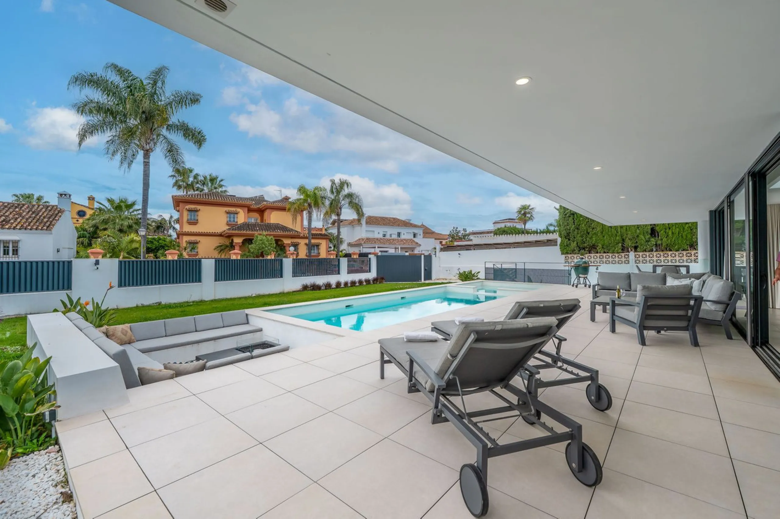 Welcome to a newly completed architectural gem located in the exclusive Montecarlo urbanization of San Pedro de Alcántara. This elegant 5-bedroom villa, spanning over 786 m² of built space across three impeccably designed levels, blends cutting-edge desig