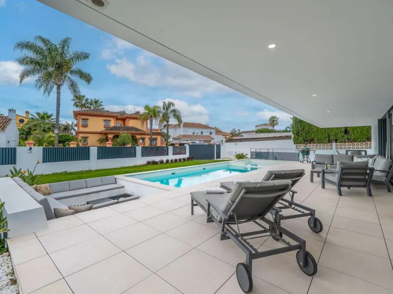 Welcome to a newly completed architectural gem located in the exclusive Montecarlo urbanization of San Pedro de Alcántara. This elegant 5-bedroom villa, spanning over 786 m² of built space across three impeccably designed levels, blends cutting-edge desig