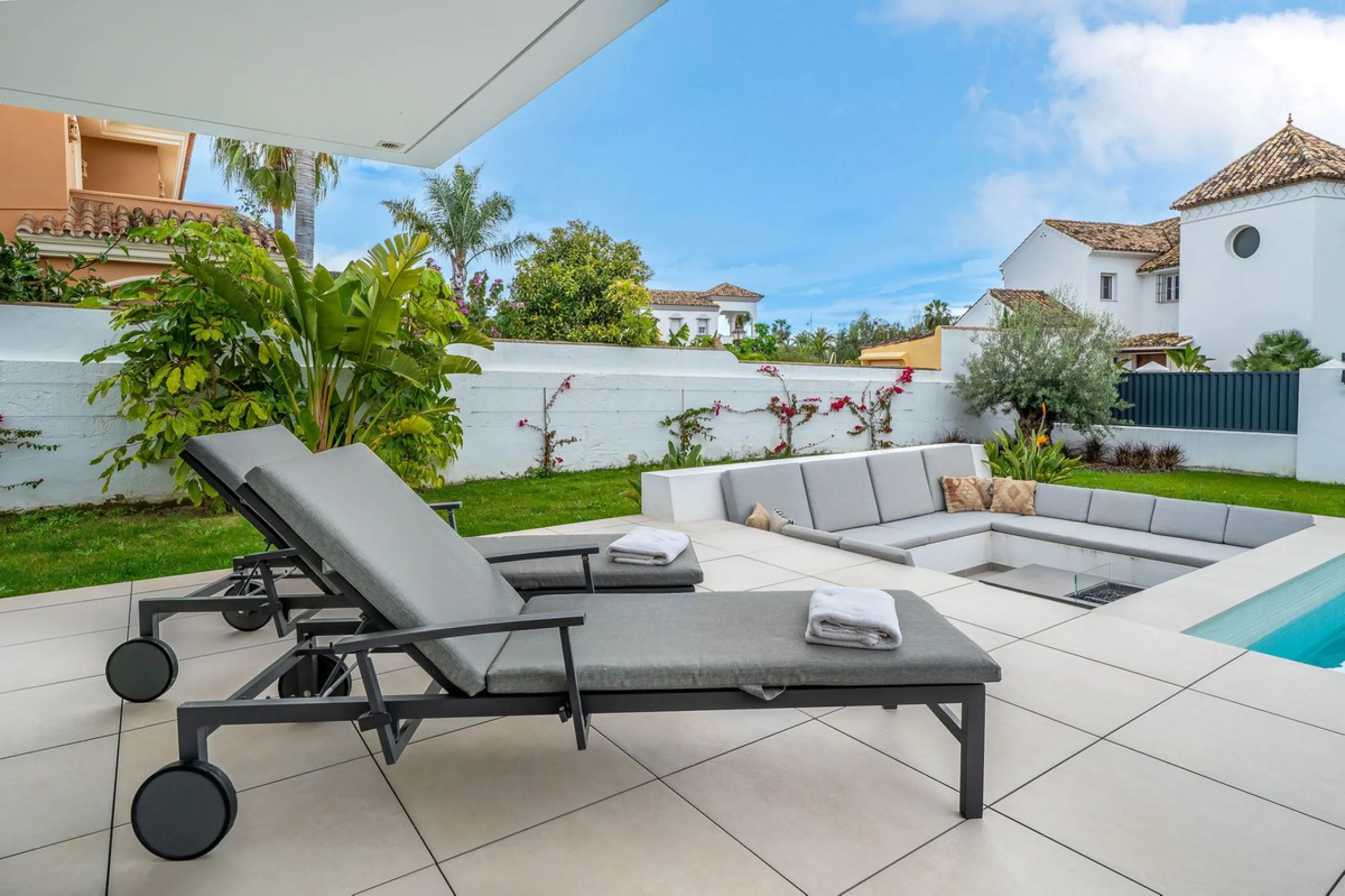 Welcome to a newly completed architectural gem located in the exclusive Montecarlo urbanization of San Pedro de Alcántara. This elegant 5-bedroom villa, spanning over 786 m² of built space across three impeccably designed levels, blends cutting-edge desig