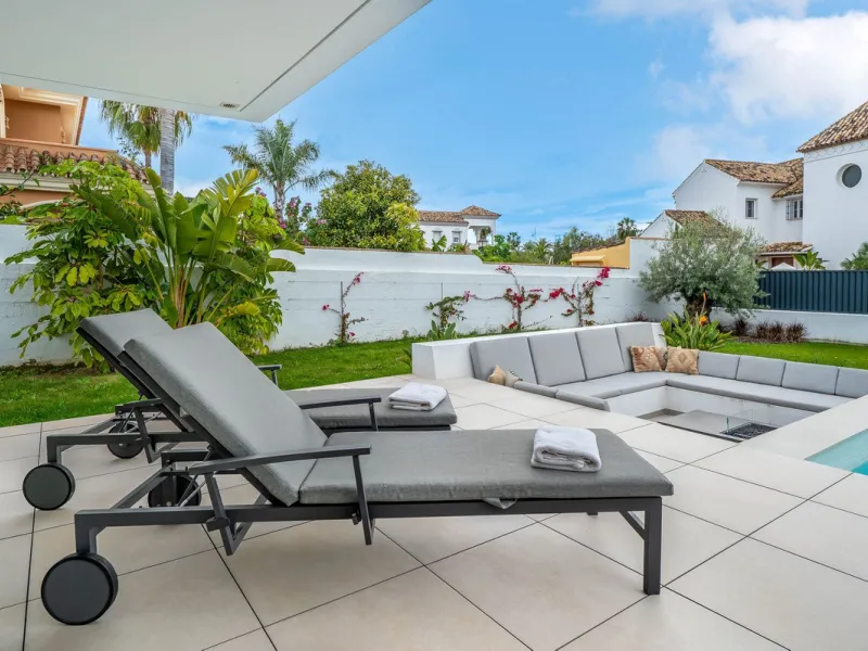 Welcome to a newly completed architectural gem located in the exclusive Montecarlo urbanization of San Pedro de Alcántara. This elegant 5-bedroom villa, spanning over 786 m² of built space across three impeccably designed levels, blends cutting-edge desig