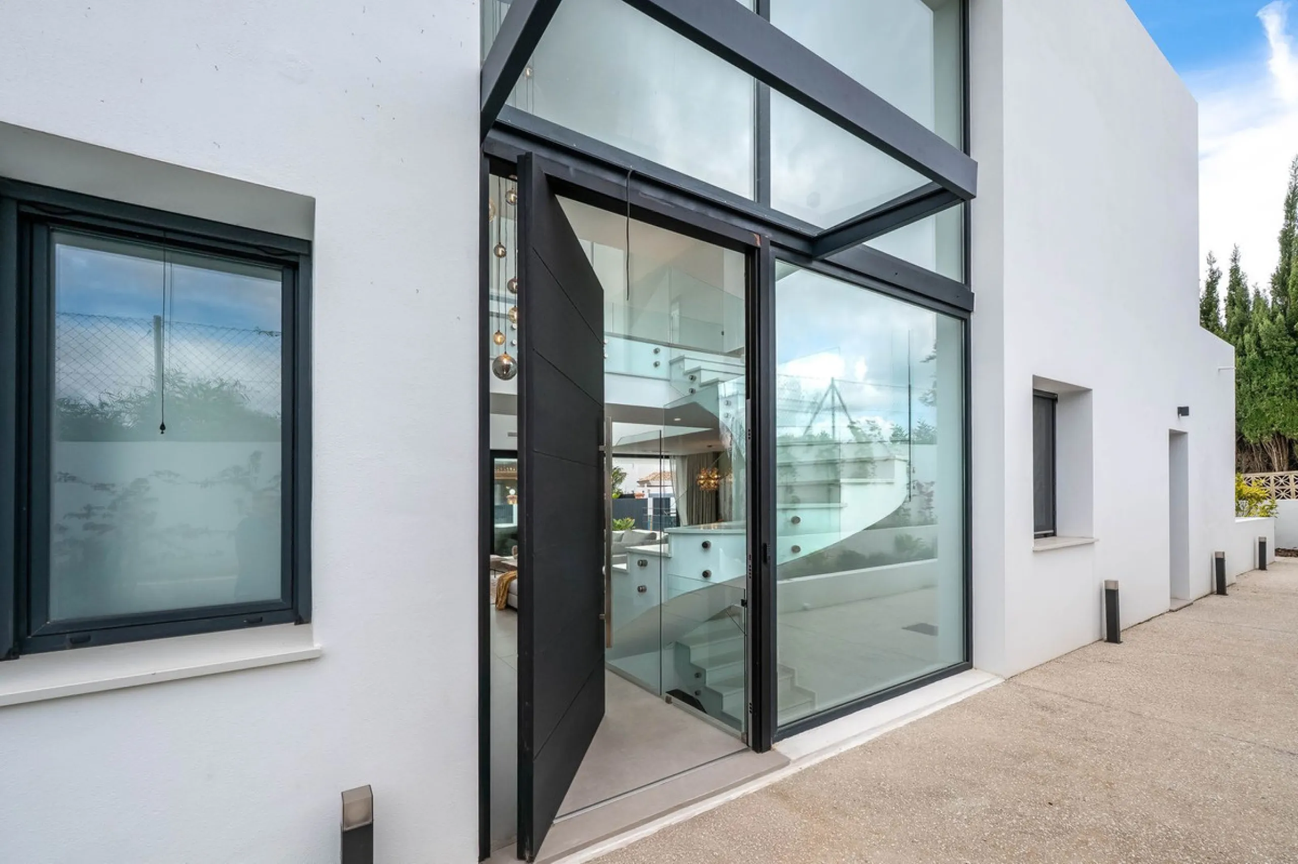 Welcome to a newly completed architectural gem located in the exclusive Montecarlo urbanization of San Pedro de Alcántara. This elegant 5-bedroom villa, spanning over 786 m² of built space across three impeccably designed levels, blends cutting-edge desig