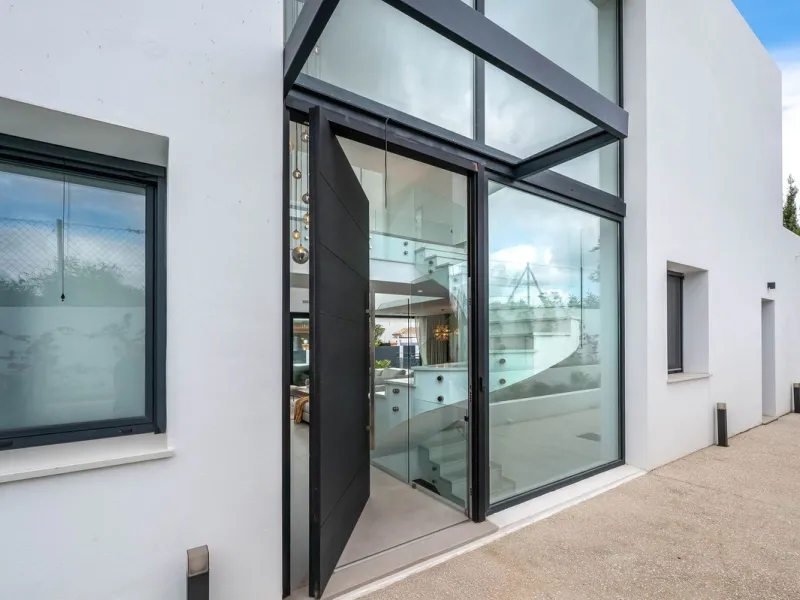 Welcome to a newly completed architectural gem located in the exclusive Montecarlo urbanization of San Pedro de Alcántara. This elegant 5-bedroom villa, spanning over 786 m² of built space across three impeccably designed levels, blends cutting-edge desig