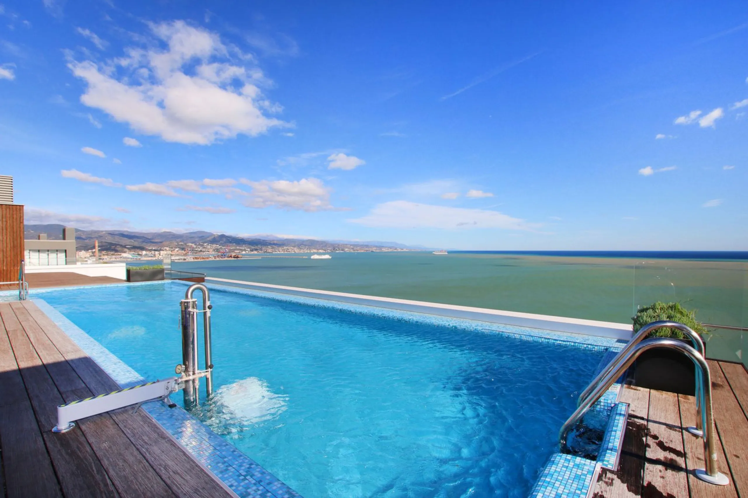 Apartment - Top Floor Apartment в продаже в Málaga, Málaga. В доме 4 спален и 4 ванных комнат. Площадь дома 370 м²