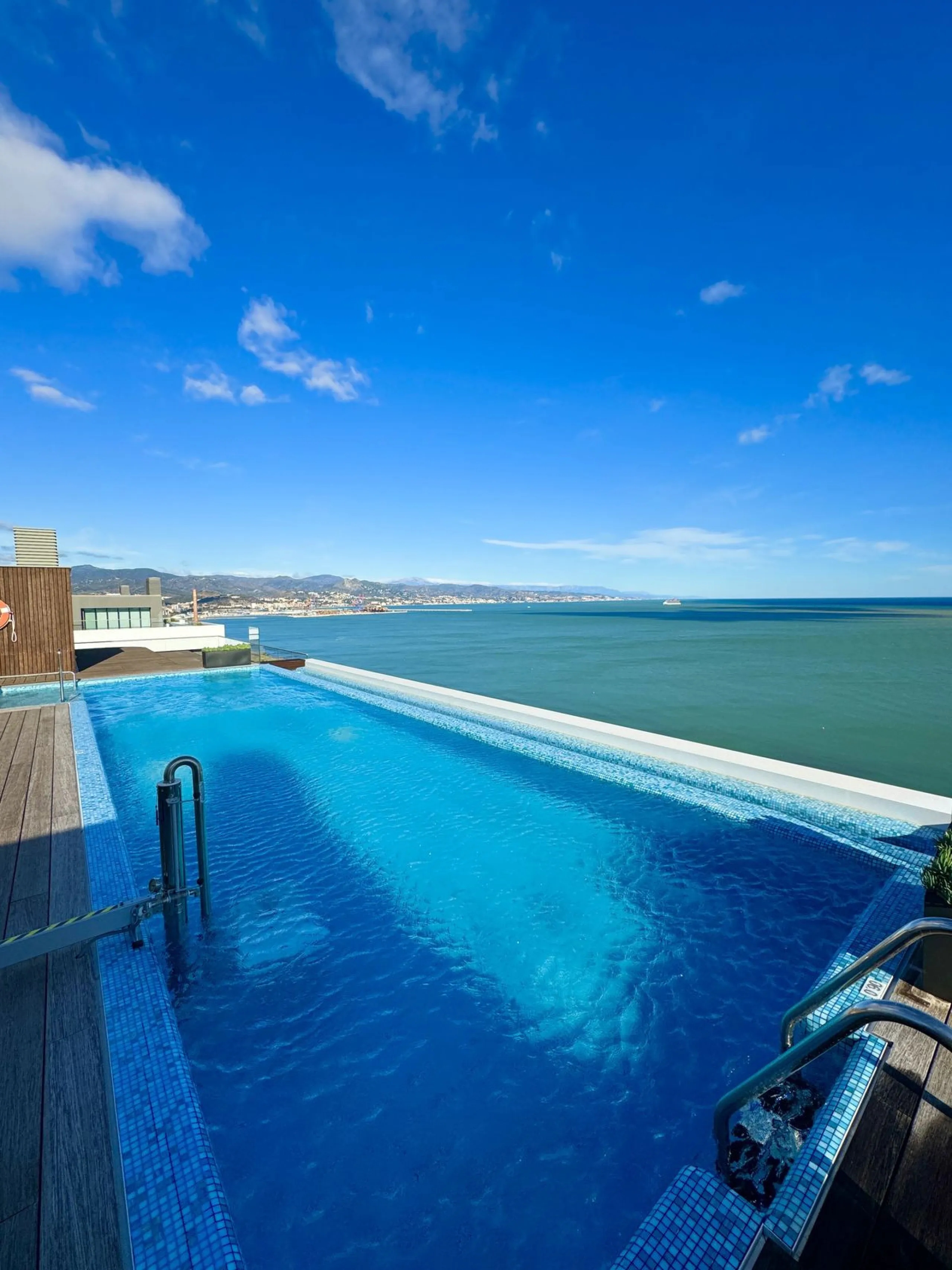 Apartment - Top Floor Apartment в продаже в Málaga, Málaga. В доме 4 спален и 4 ванных комнат. Площадь дома 370 м²