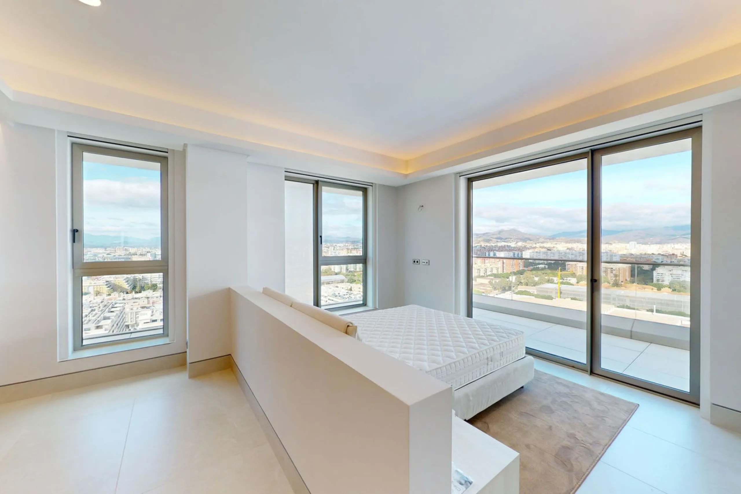 Apartment - Top Floor Apartment в продаже в Málaga, Málaga. В доме 4 спален и 4 ванных комнат. Площадь дома 370 м²