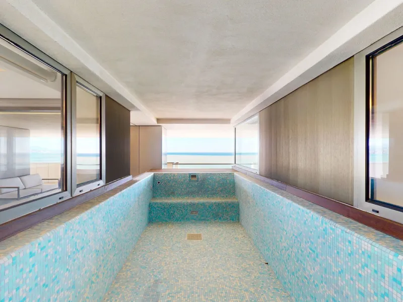 Apartment - Top Floor Apartment в продаже в Málaga, Málaga. В доме 4 спален и 4 ванных комнат. Площадь дома 370 м²