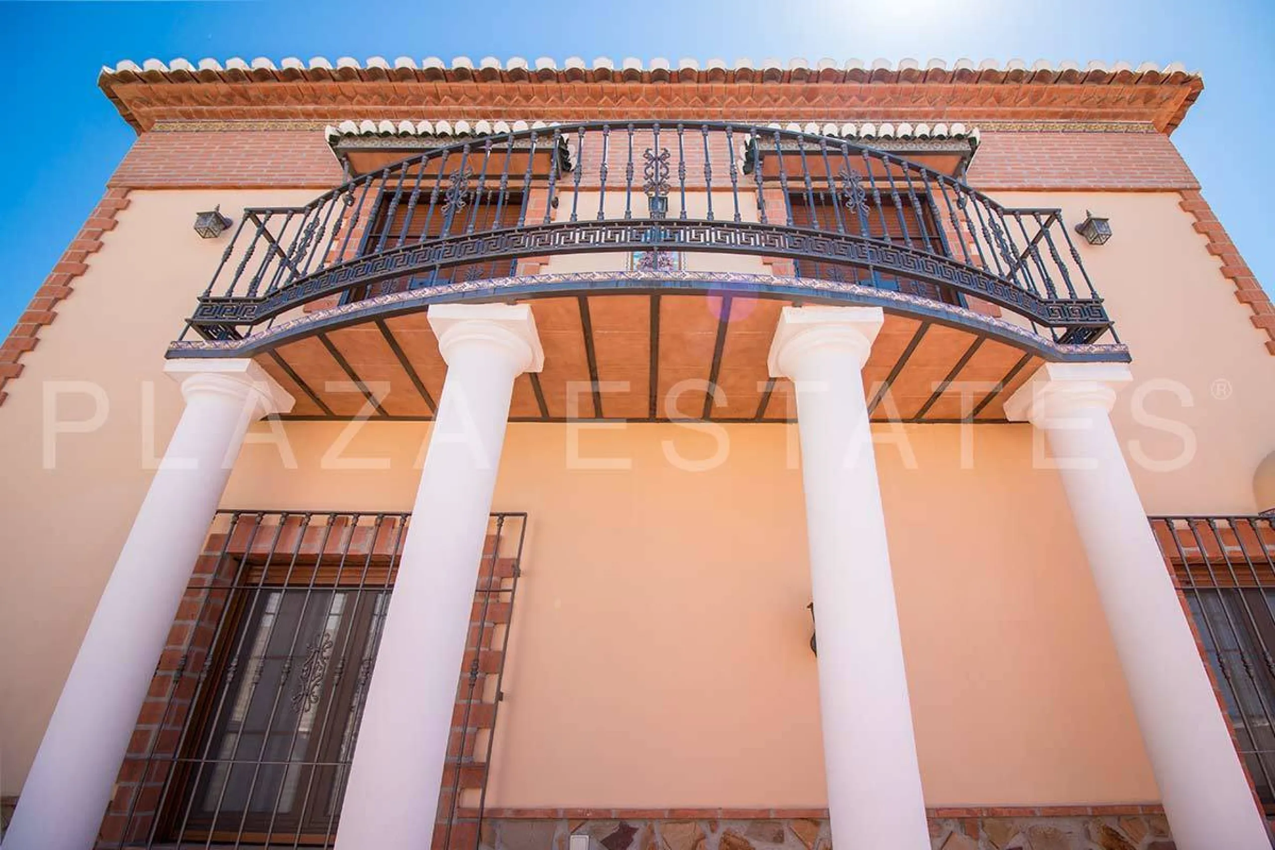 Great house with 4 bedrooms and 3 bathrooms, located in the quiet urbanization of La Noria with a communal pool and a tennis court, 5 minutes drive from the center of Nerja, and views to the sea. The house is built with high quality materials and distribu