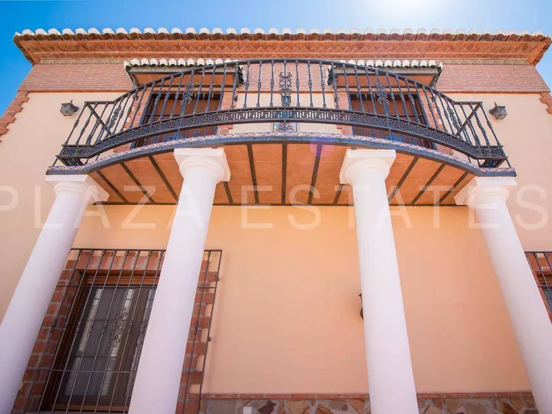 Great house with 4 bedrooms and 3 bathrooms, located in the quiet urbanization of La Noria with a communal pool and a tennis court, 5 minutes drive from the center of Nerja, and views to the sea. The house is built with high quality materials and distribu