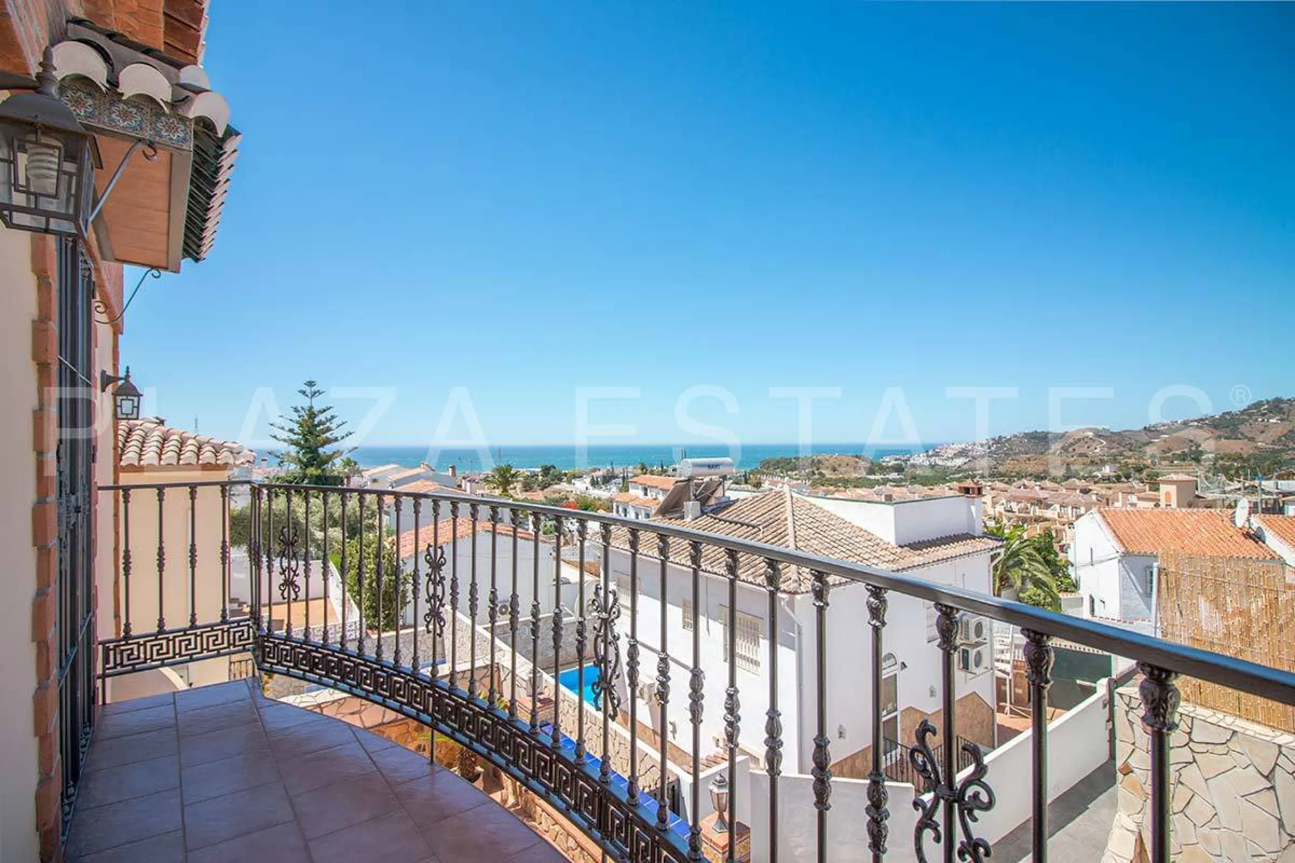 Great house with 4 bedrooms and 3 bathrooms, located in the quiet urbanization of La Noria with a communal pool and a tennis court, 5 minutes drive from the center of Nerja, and views to the sea. The house is built with high quality materials and distribu