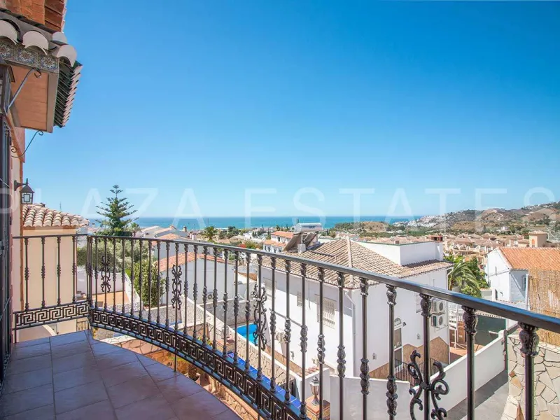 Great house with 4 bedrooms and 3 bathrooms, located in the quiet urbanization of La Noria with a communal pool and a tennis court, 5 minutes drive from the center of Nerja, and views to the sea. The house is built with high quality materials and distribu