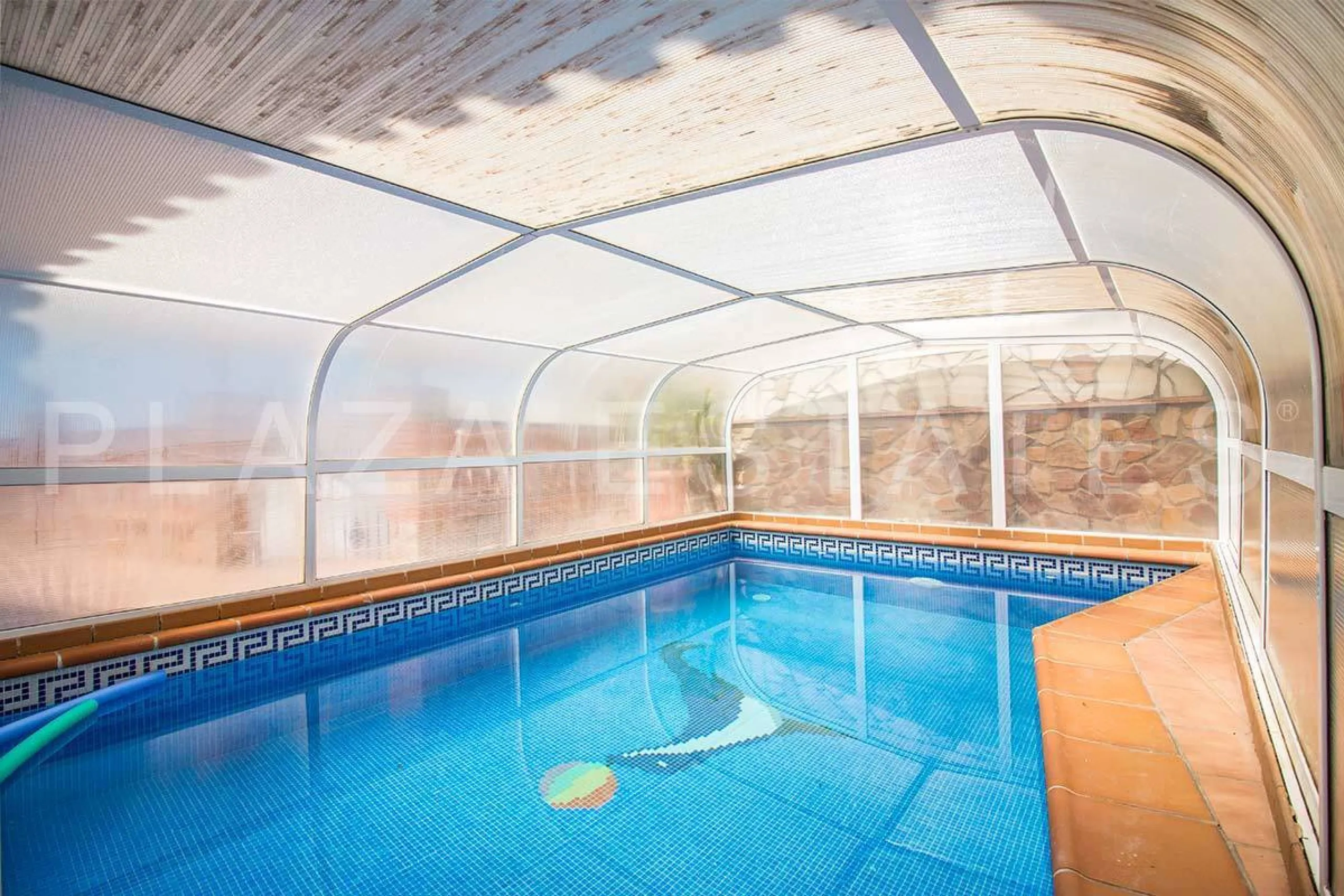 Great house with 4 bedrooms and 3 bathrooms, located in the quiet urbanization of La Noria with a communal pool and a tennis court, 5 minutes drive from the center of Nerja, and views to the sea. The house is built with high quality materials and distribu