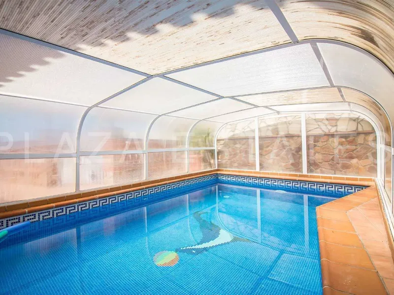Great house with 4 bedrooms and 3 bathrooms, located in the quiet urbanization of La Noria with a communal pool and a tennis court, 5 minutes drive from the center of Nerja, and views to the sea. The house is built with high quality materials and distribu