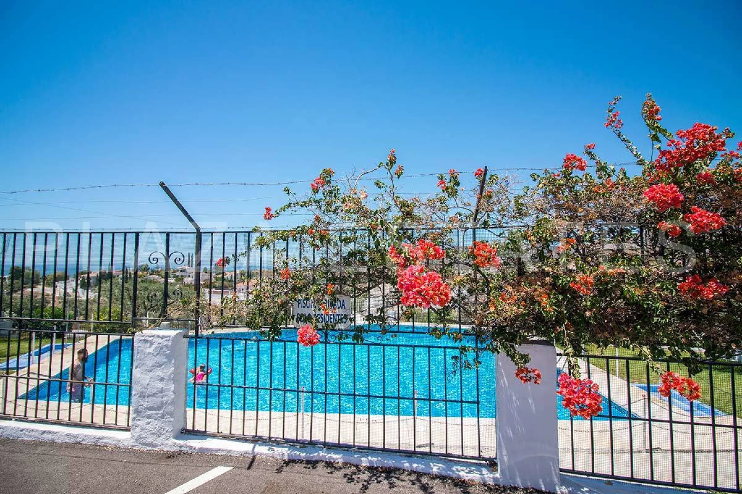 Great house with 4 bedrooms and 3 bathrooms, located in the quiet urbanization of La Noria with a communal pool and a tennis court, 5 minutes drive from the center of Nerja, and views to the sea. The house is built with high quality materials and distribu