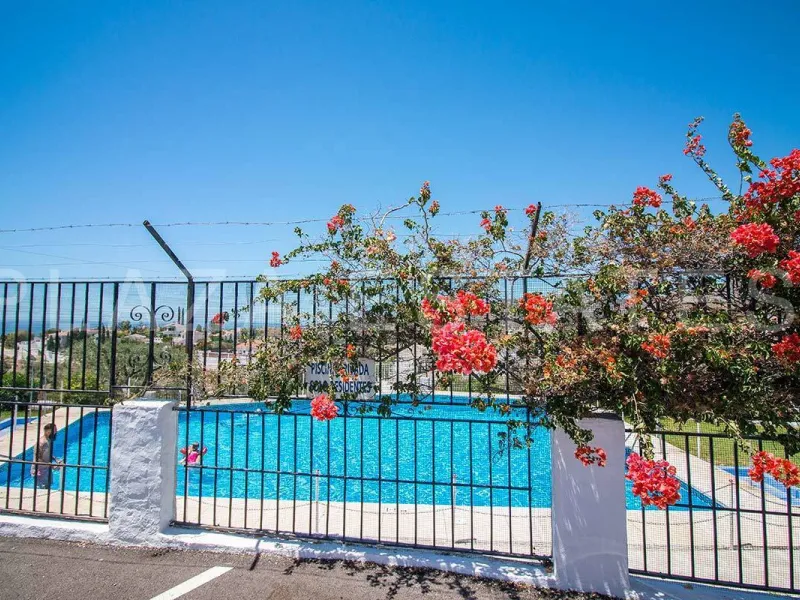 Great house with 4 bedrooms and 3 bathrooms, located in the quiet urbanization of La Noria with a communal pool and a tennis court, 5 minutes drive from the center of Nerja, and views to the sea. The house is built with high quality materials and distribu