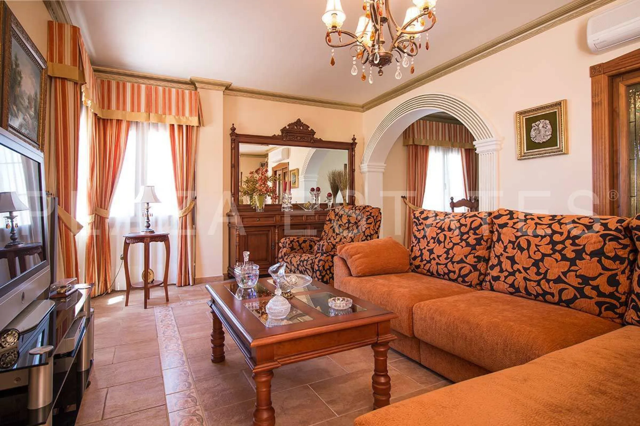Great house with 4 bedrooms and 3 bathrooms, located in the quiet urbanization of La Noria with a communal pool and a tennis court, 5 minutes drive from the center of Nerja, and views to the sea. The house is built with high quality materials and distribu