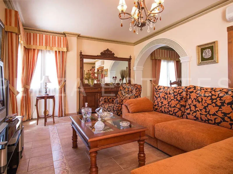 Great house with 4 bedrooms and 3 bathrooms, located in the quiet urbanization of La Noria with a communal pool and a tennis court, 5 minutes drive from the center of Nerja, and views to the sea. The house is built with high quality materials and distribu