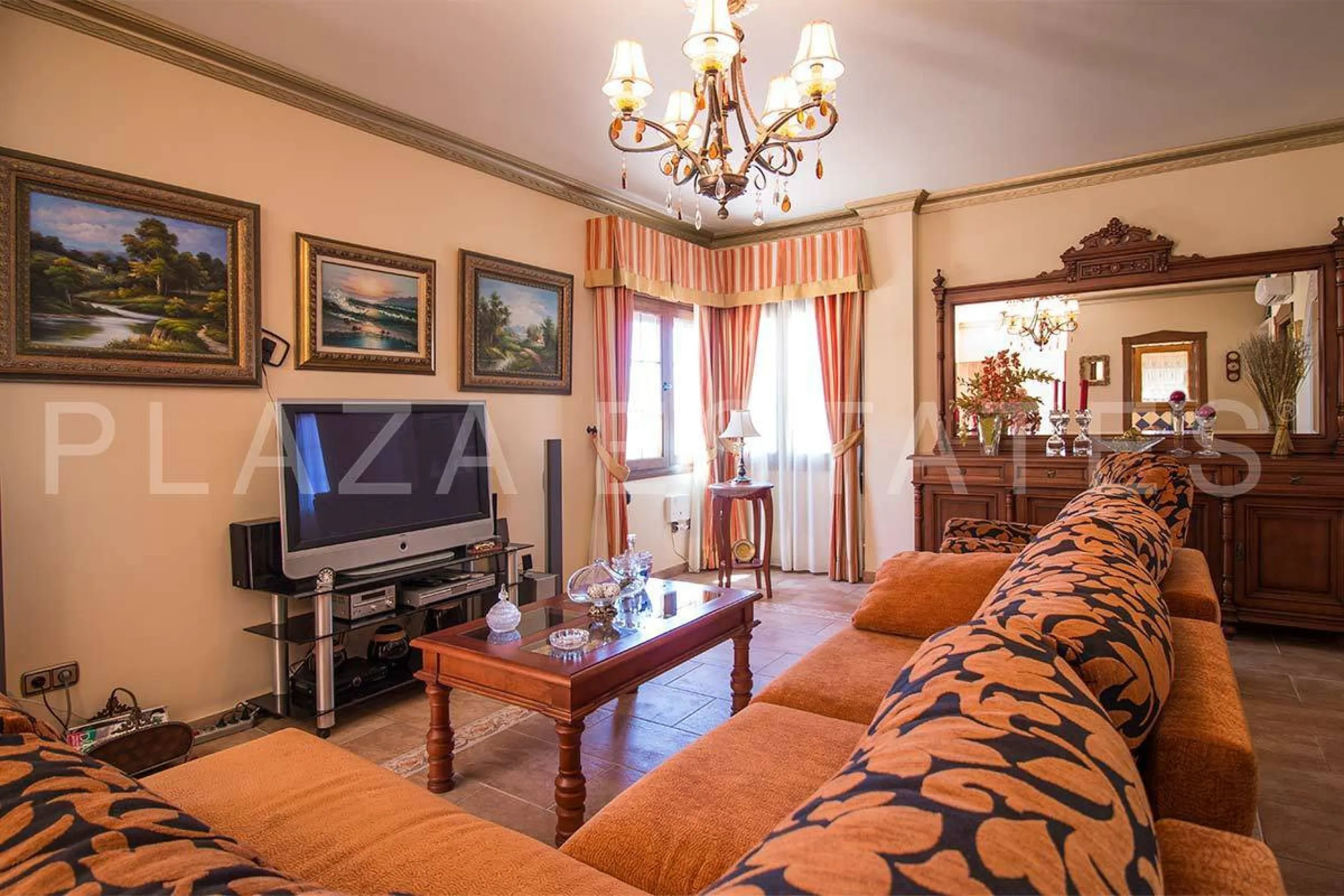 Great house with 4 bedrooms and 3 bathrooms, located in the quiet urbanization of La Noria with a communal pool and a tennis court, 5 minutes drive from the center of Nerja, and views to the sea. The house is built with high quality materials and distribu