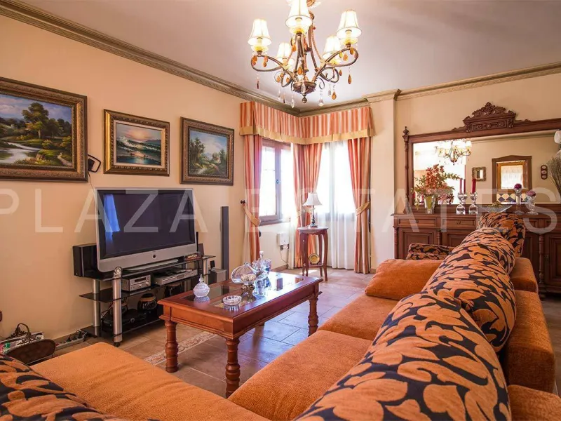 Great house with 4 bedrooms and 3 bathrooms, located in the quiet urbanization of La Noria with a communal pool and a tennis court, 5 minutes drive from the center of Nerja, and views to the sea. The house is built with high quality materials and distribu