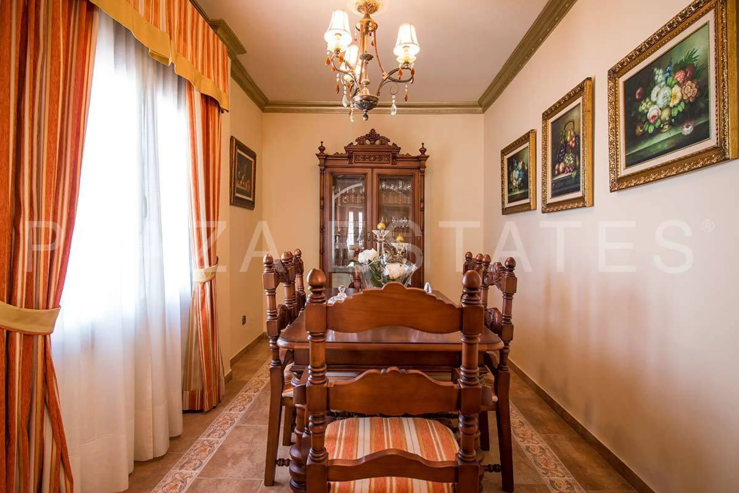 Great house with 4 bedrooms and 3 bathrooms, located in the quiet urbanization of La Noria with a communal pool and a tennis court, 5 minutes drive from the center of Nerja, and views to the sea. The house is built with high quality materials and distribu