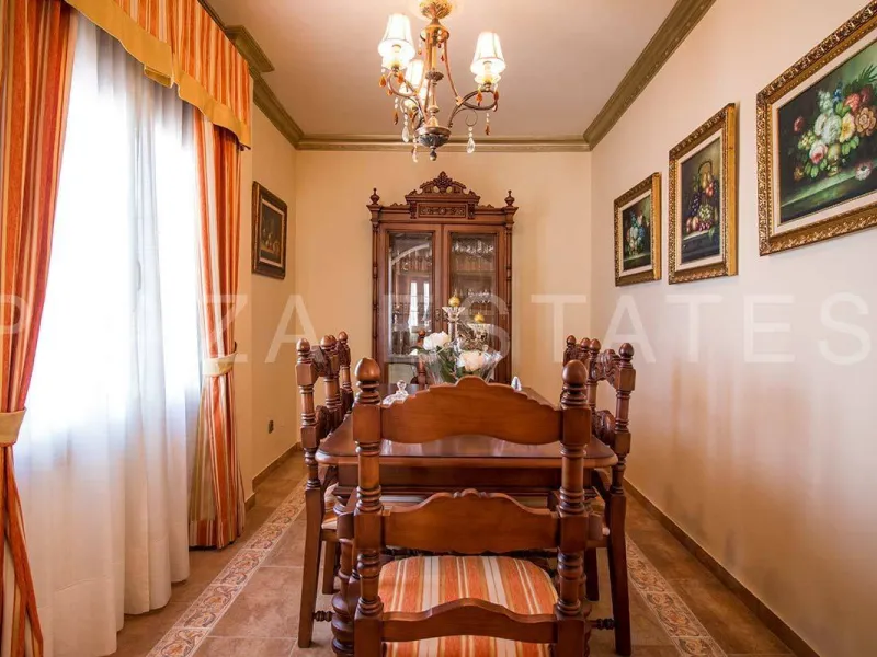 Great house with 4 bedrooms and 3 bathrooms, located in the quiet urbanization of La Noria with a communal pool and a tennis court, 5 minutes drive from the center of Nerja, and views to the sea. The house is built with high quality materials and distribu