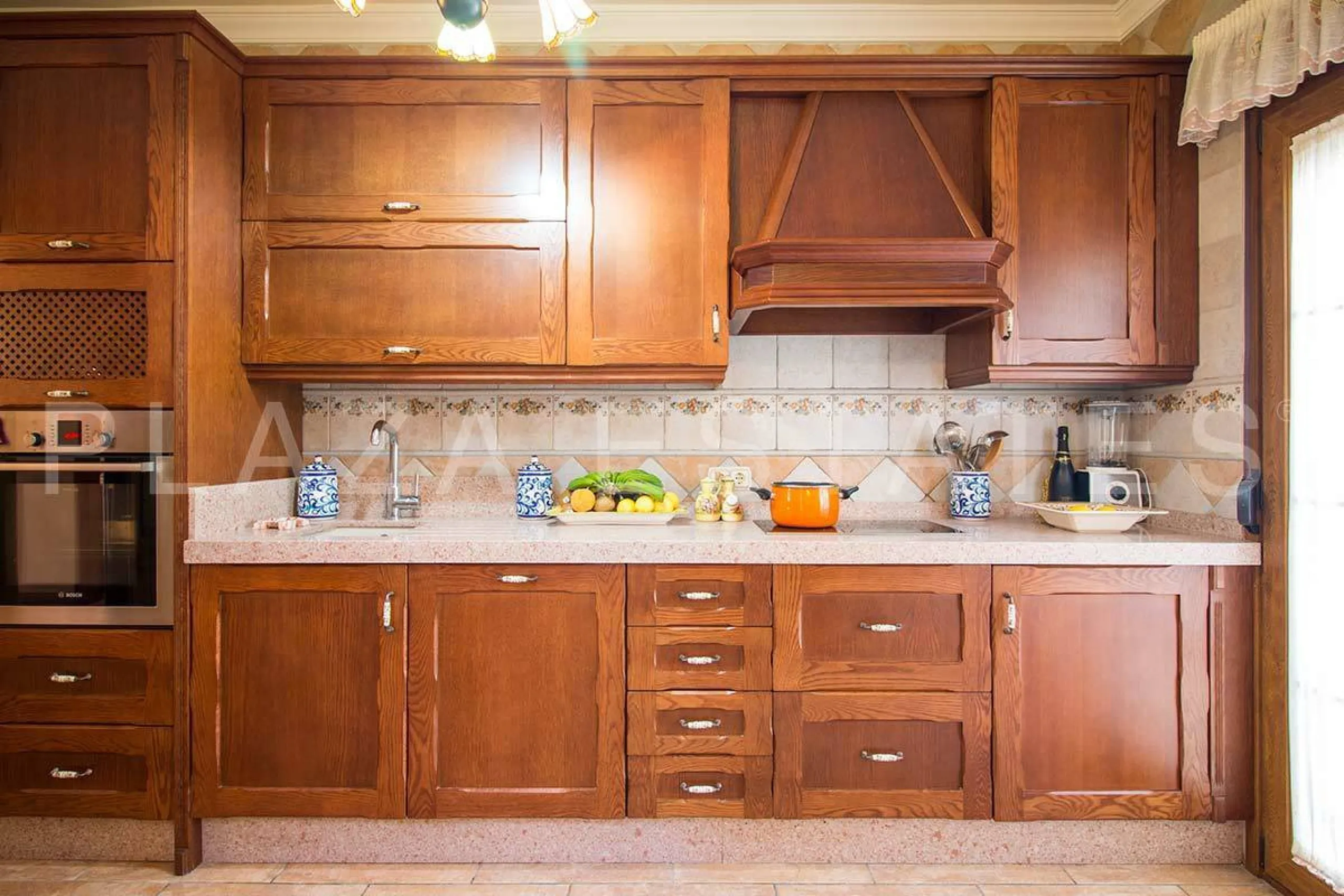 Great house with 4 bedrooms and 3 bathrooms, located in the quiet urbanization of La Noria with a communal pool and a tennis court, 5 minutes drive from the center of Nerja, and views to the sea. The house is built with high quality materials and distribu