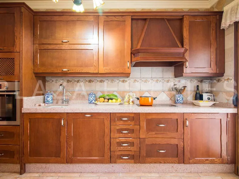 Great house with 4 bedrooms and 3 bathrooms, located in the quiet urbanization of La Noria with a communal pool and a tennis court, 5 minutes drive from the center of Nerja, and views to the sea. The house is built with high quality materials and distribu
