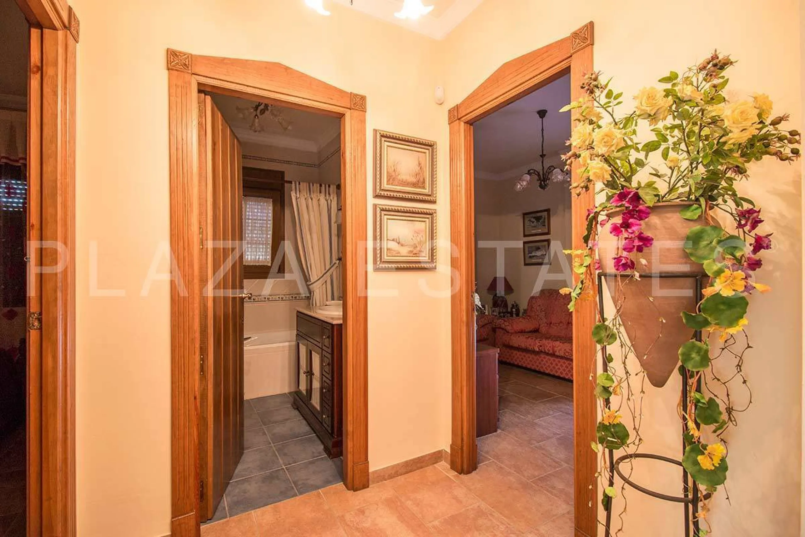 Great house with 4 bedrooms and 3 bathrooms, located in the quiet urbanization of La Noria with a communal pool and a tennis court, 5 minutes drive from the center of Nerja, and views to the sea. The house is built with high quality materials and distribu