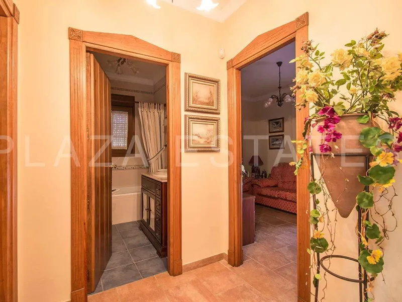 Great house with 4 bedrooms and 3 bathrooms, located in the quiet urbanization of La Noria with a communal pool and a tennis court, 5 minutes drive from the center of Nerja, and views to the sea. The house is built with high quality materials and distribu