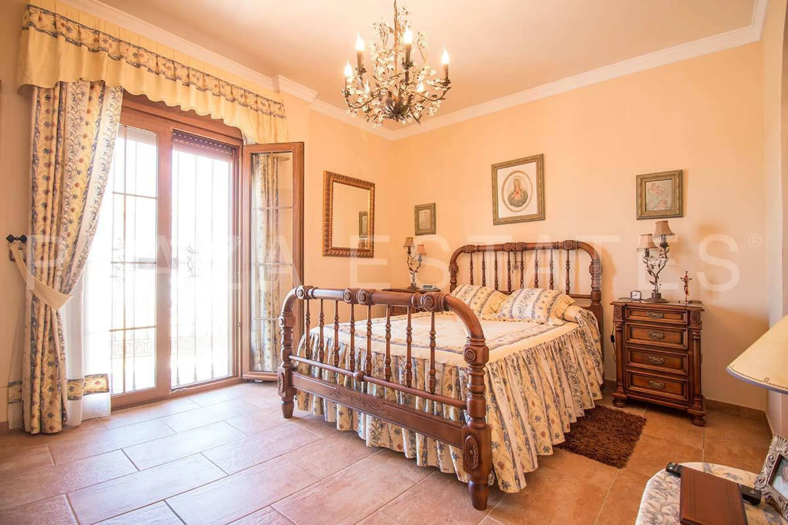 Great house with 4 bedrooms and 3 bathrooms, located in the quiet urbanization of La Noria with a communal pool and a tennis court, 5 minutes drive from the center of Nerja, and views to the sea. The house is built with high quality materials and distribu